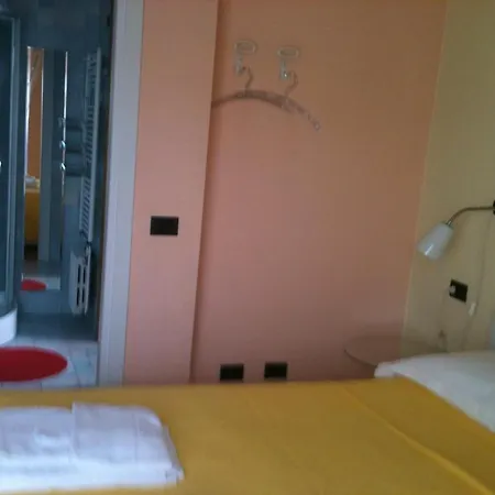 Ripa Del Naviglio * Milánó